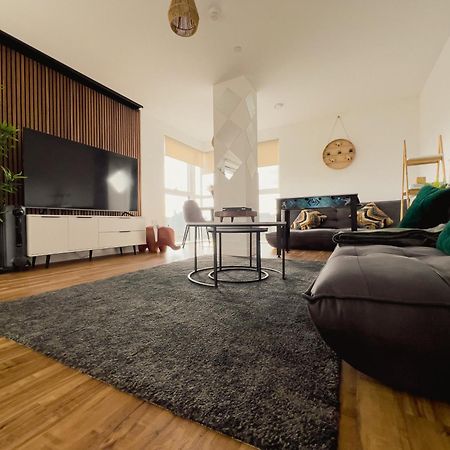 Manchester'S Luxurious 2-Bed Haven With Balcony - Canal Views & Proximity To Manchester United Kültér fotó