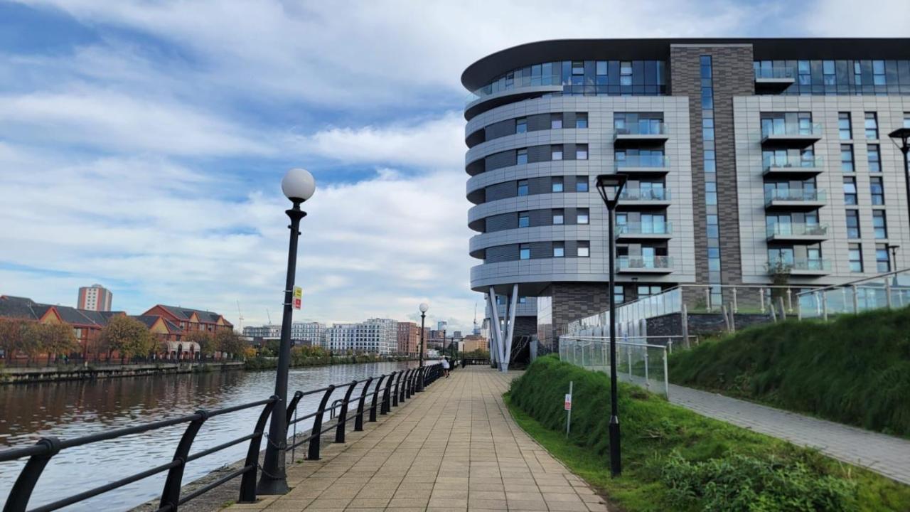 Manchester'S Luxurious 2-Bed Haven With Balcony - Canal Views & Proximity To Manchester United Kültér fotó