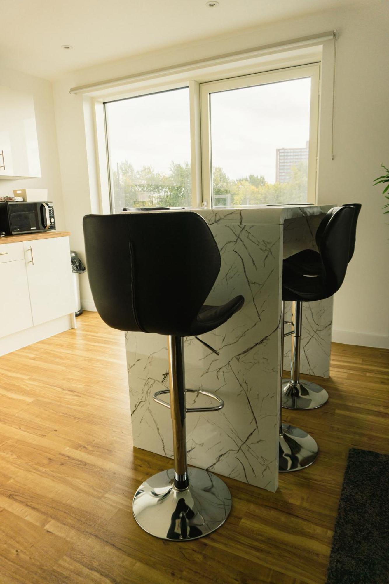Manchester'S Luxurious 2-Bed Haven With Balcony - Canal Views & Proximity To Manchester United Kültér fotó
