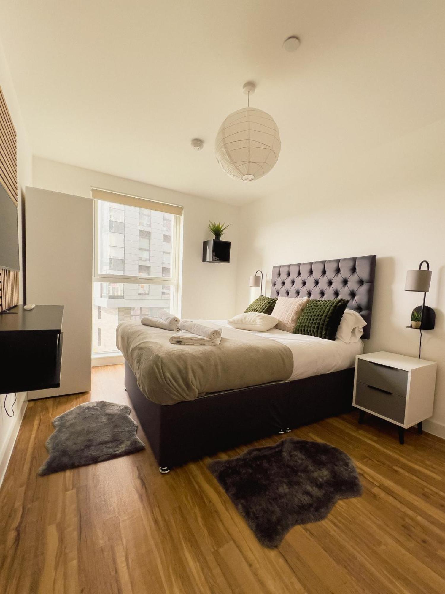 Manchester'S Luxurious 2-Bed Haven With Balcony - Canal Views & Proximity To Manchester United Kültér fotó