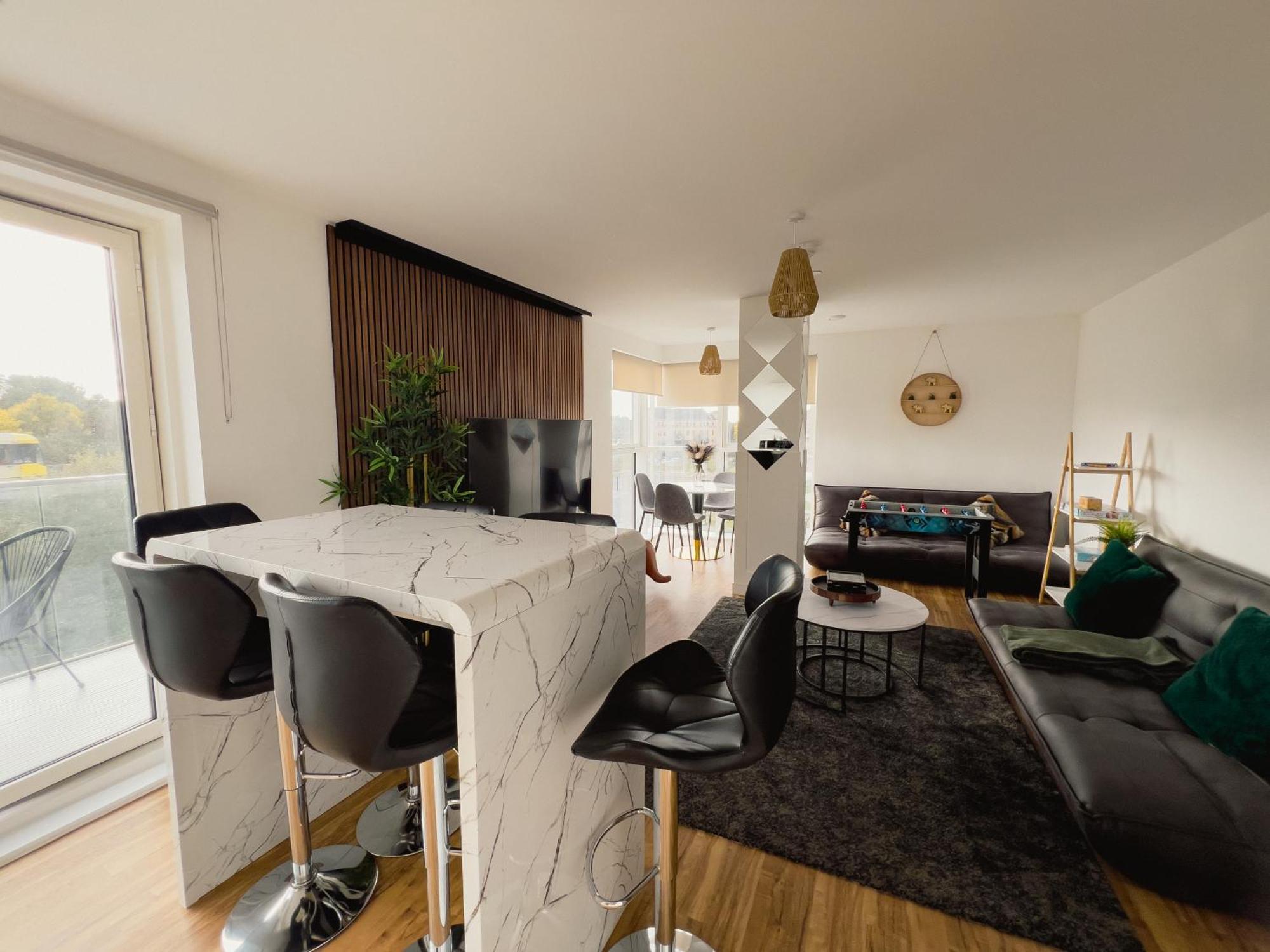 Manchester'S Luxurious 2-Bed Haven With Balcony - Canal Views & Proximity To Manchester United Kültér fotó