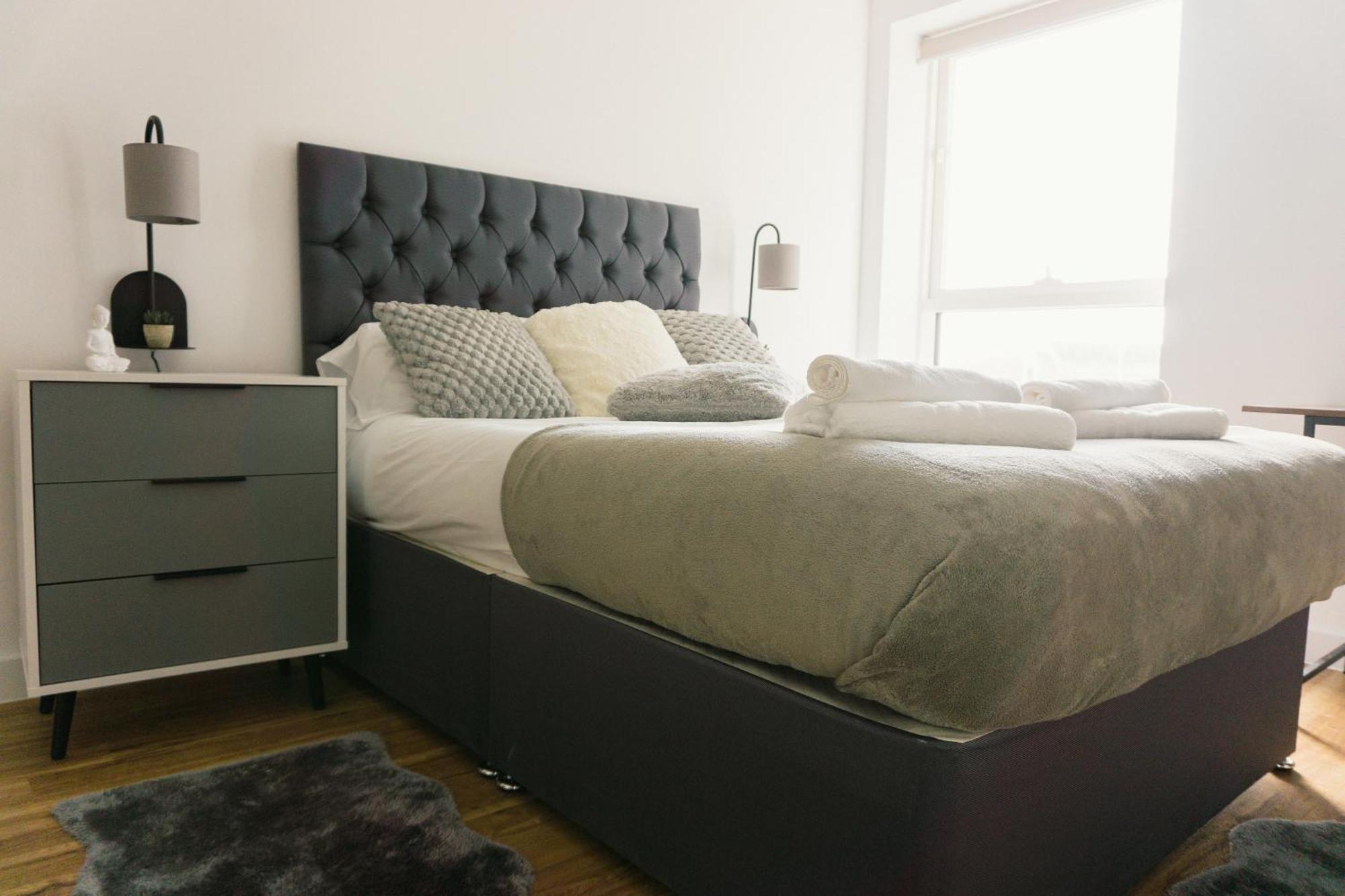 Manchester'S Luxurious 2-Bed Haven With Balcony - Canal Views & Proximity To Manchester United Kültér fotó
