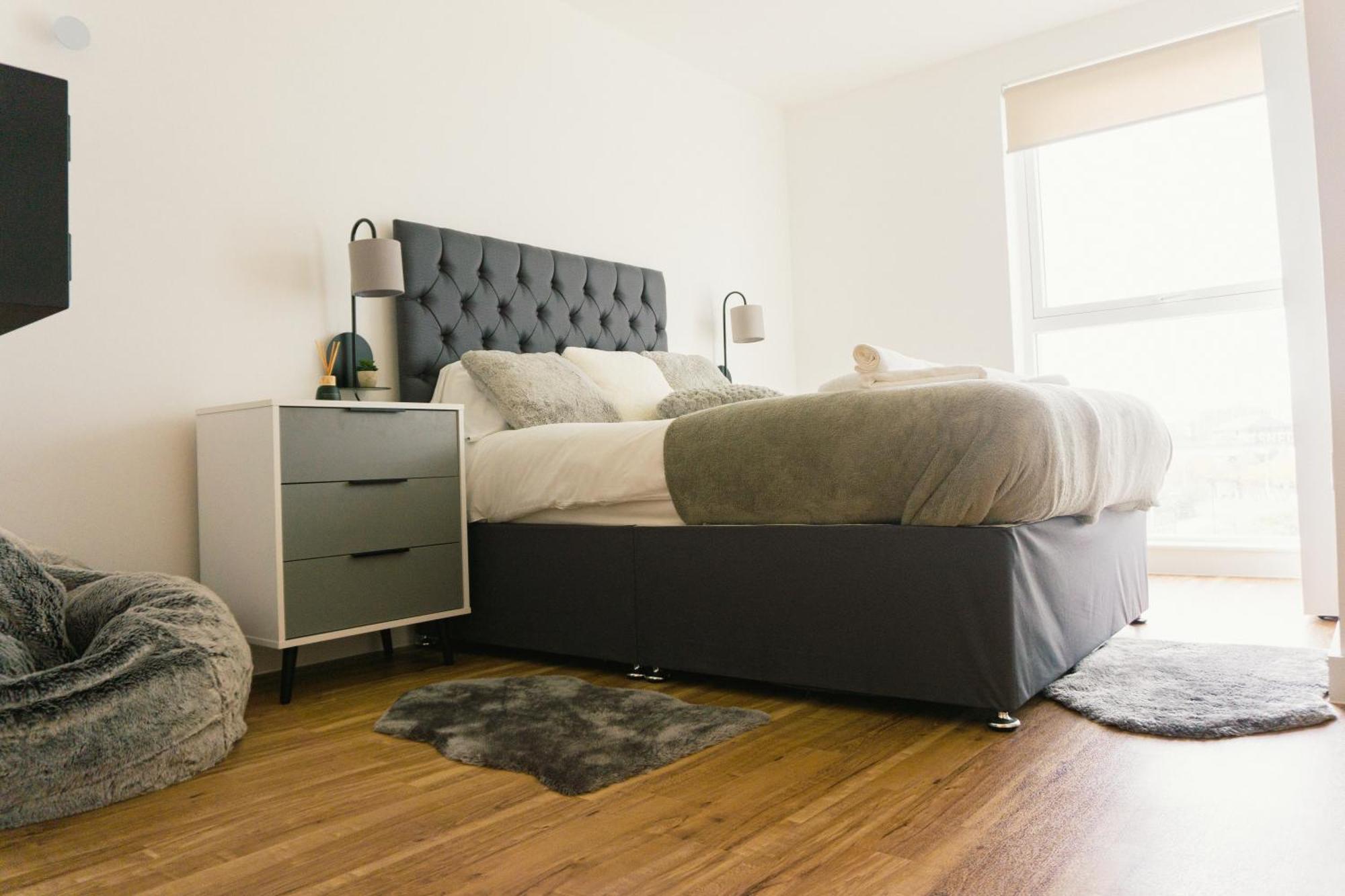 Manchester'S Luxurious 2-Bed Haven With Balcony - Canal Views & Proximity To Manchester United Kültér fotó