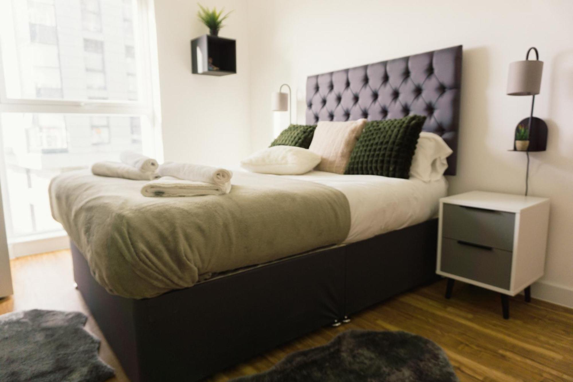 Manchester'S Luxurious 2-Bed Haven With Balcony - Canal Views & Proximity To Manchester United Kültér fotó