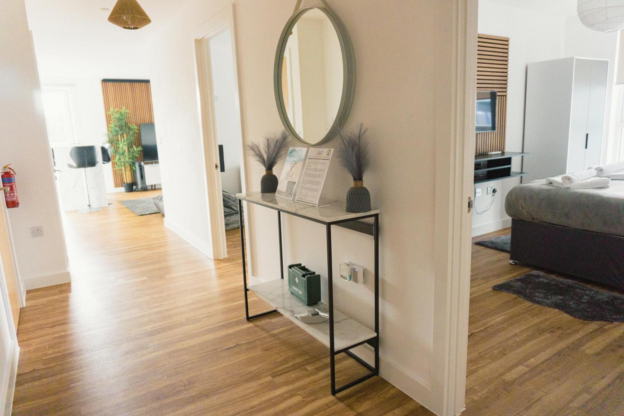 Manchester'S Luxurious 2-Bed Haven With Balcony - Canal Views & Proximity To Manchester United Kültér fotó