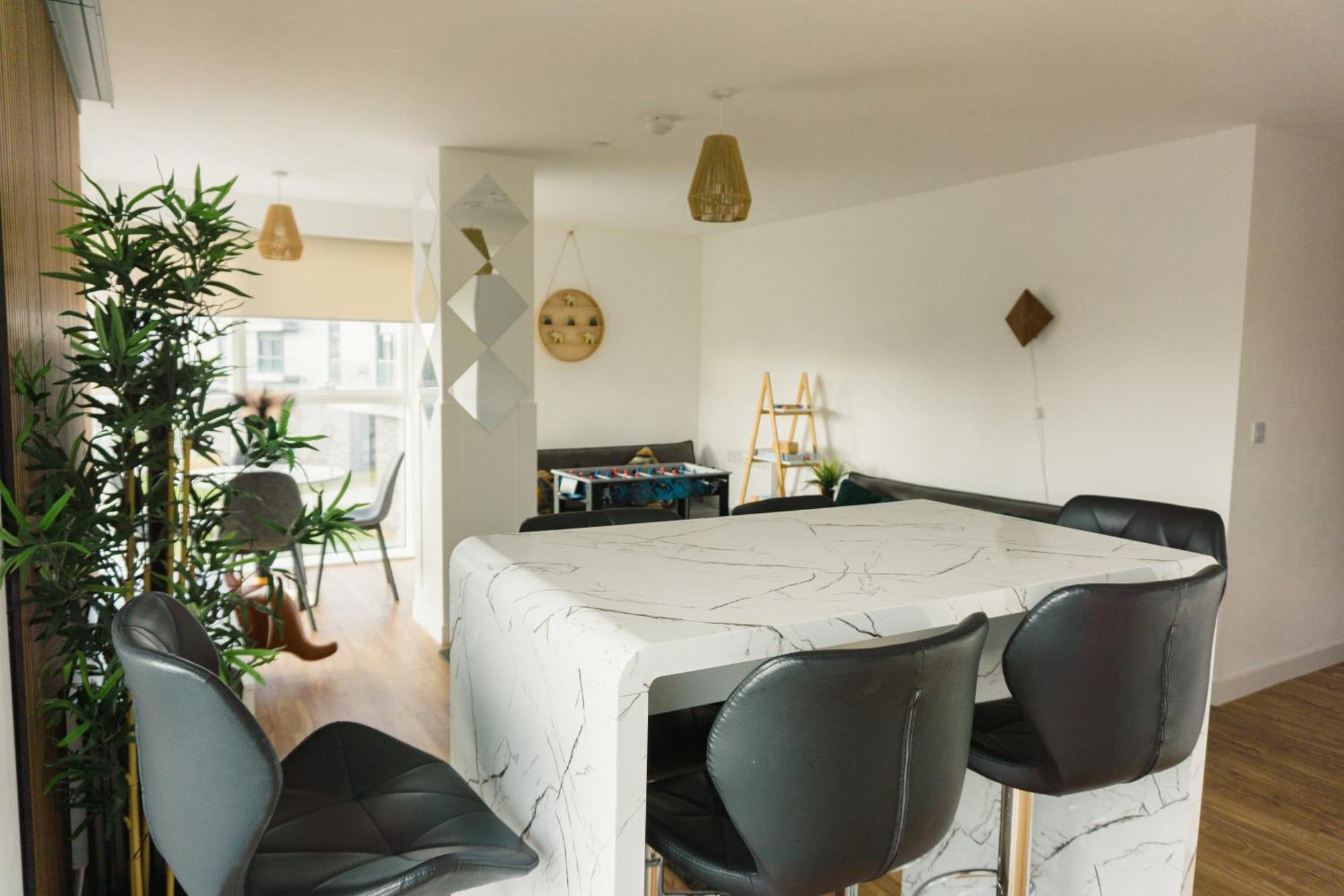 Manchester'S Luxurious 2-Bed Haven With Balcony - Canal Views & Proximity To Manchester United Kültér fotó