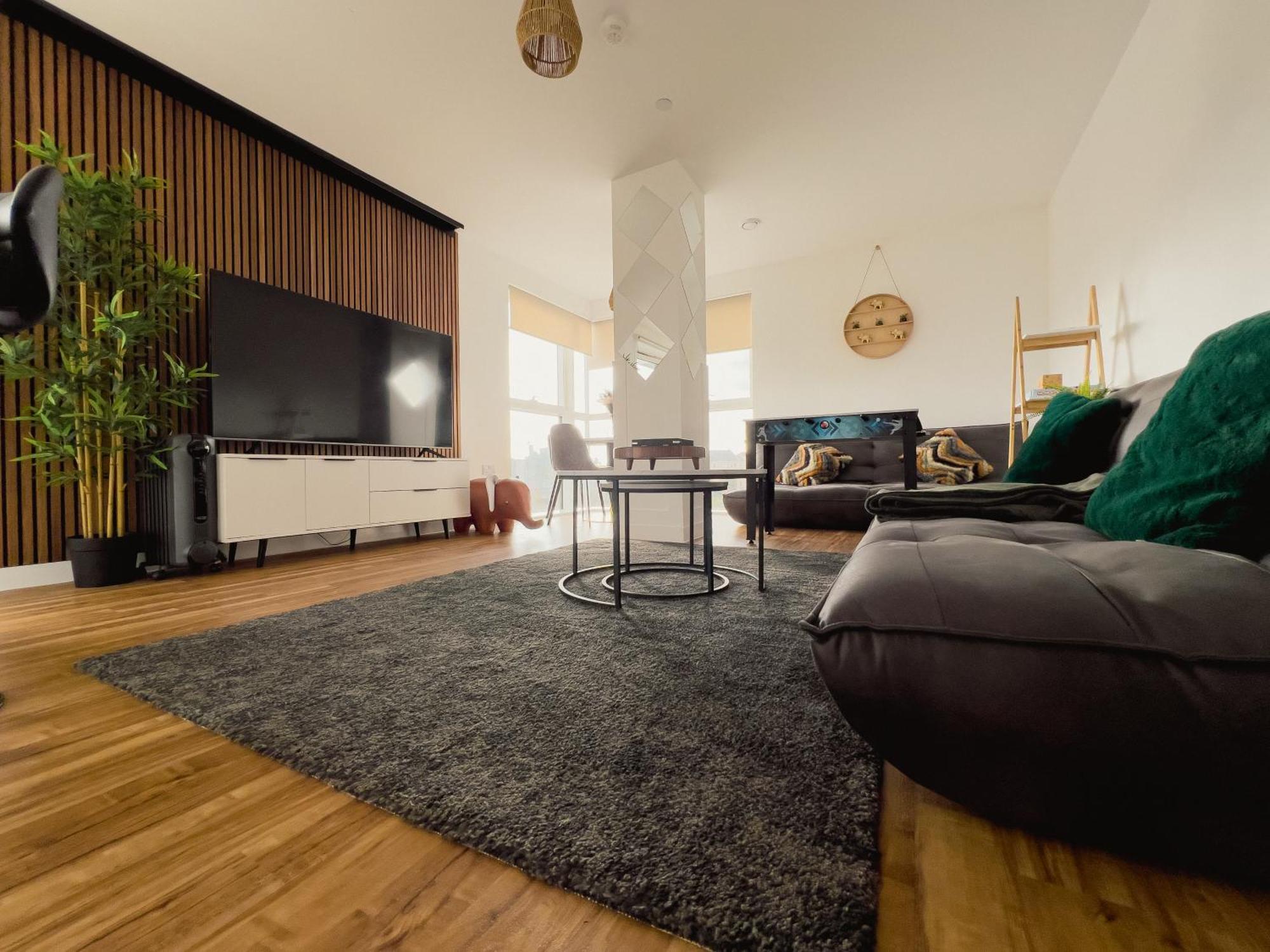 Manchester'S Luxurious 2-Bed Haven With Balcony - Canal Views & Proximity To Manchester United Kültér fotó