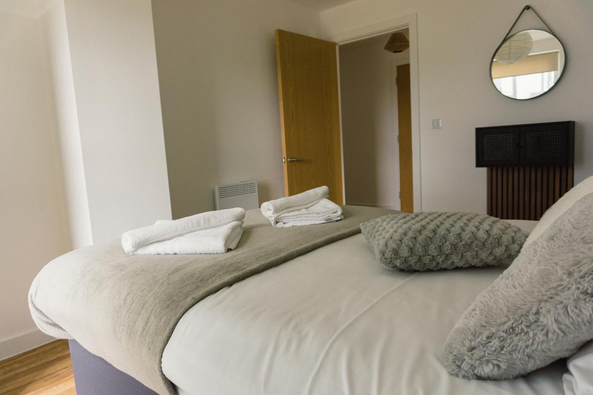 Manchester'S Luxurious 2-Bed Haven With Balcony - Canal Views & Proximity To Manchester United Kültér fotó