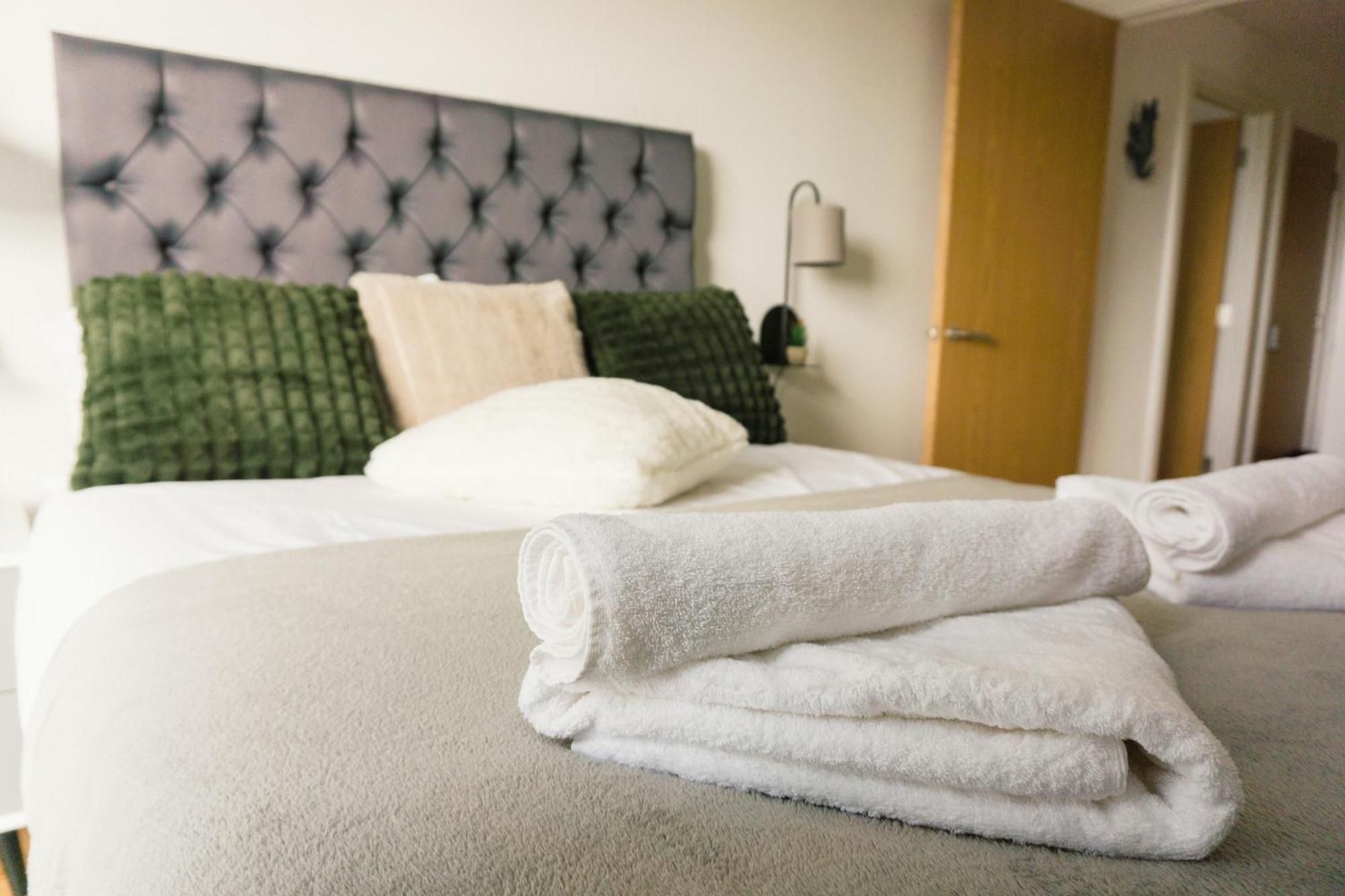 Manchester'S Luxurious 2-Bed Haven With Balcony - Canal Views & Proximity To Manchester United Kültér fotó