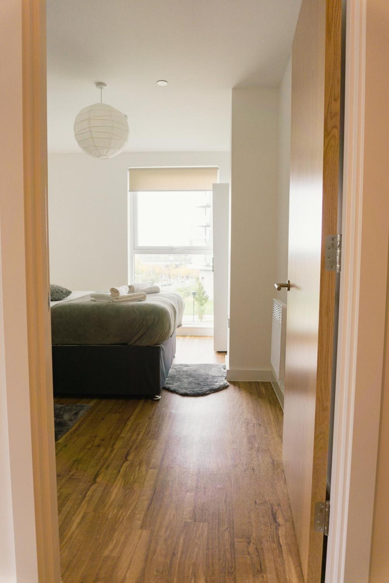Manchester'S Luxurious 2-Bed Haven With Balcony - Canal Views & Proximity To Manchester United Kültér fotó