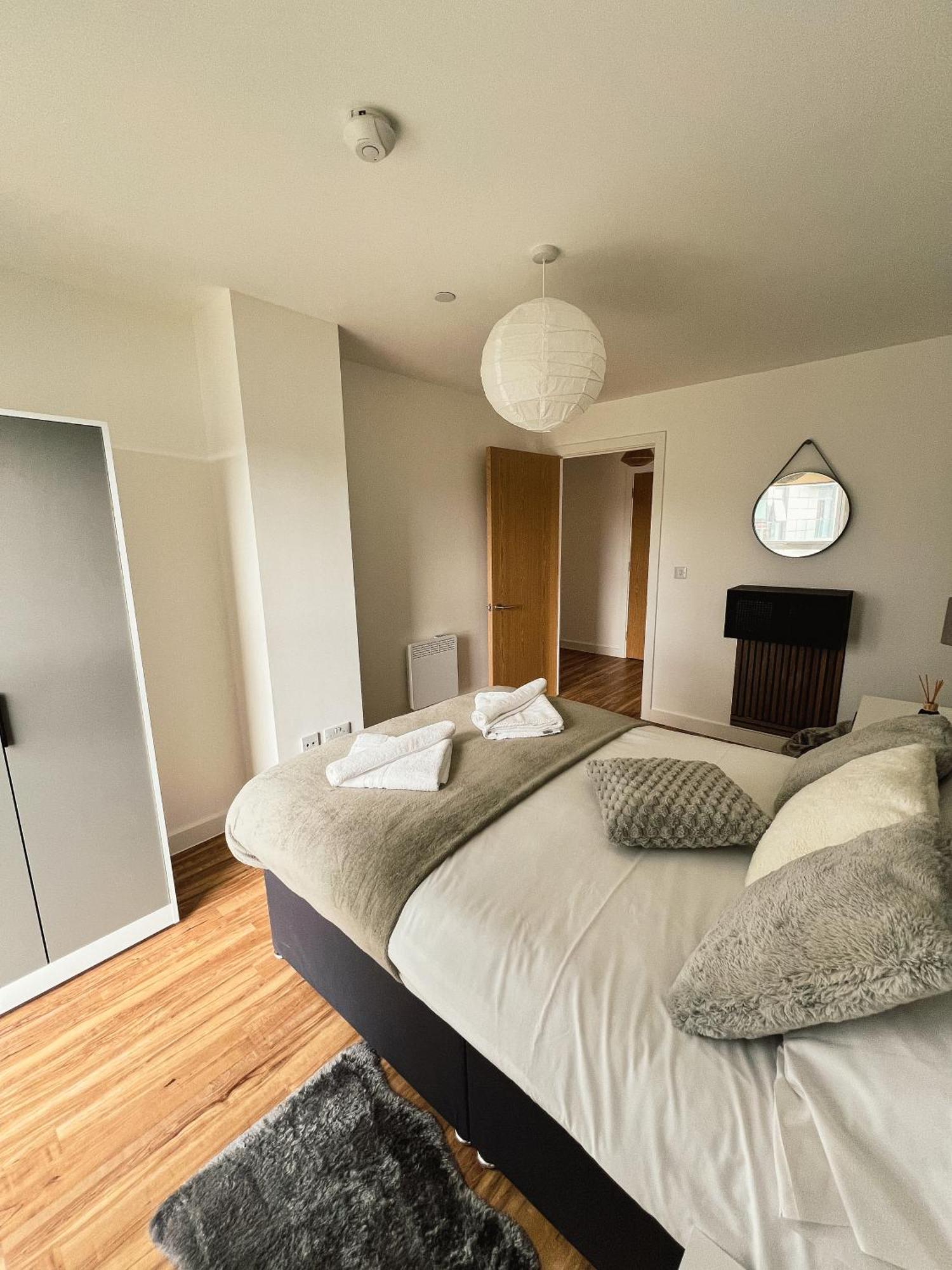 Manchester'S Luxurious 2-Bed Haven With Balcony - Canal Views & Proximity To Manchester United Kültér fotó