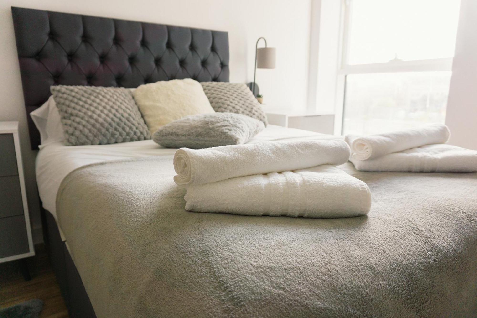 Manchester'S Luxurious 2-Bed Haven With Balcony - Canal Views & Proximity To Manchester United Kültér fotó