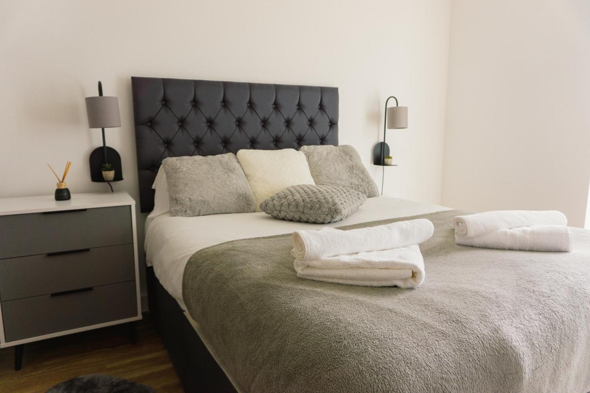 Manchester'S Luxurious 2-Bed Haven With Balcony - Canal Views & Proximity To Manchester United Kültér fotó