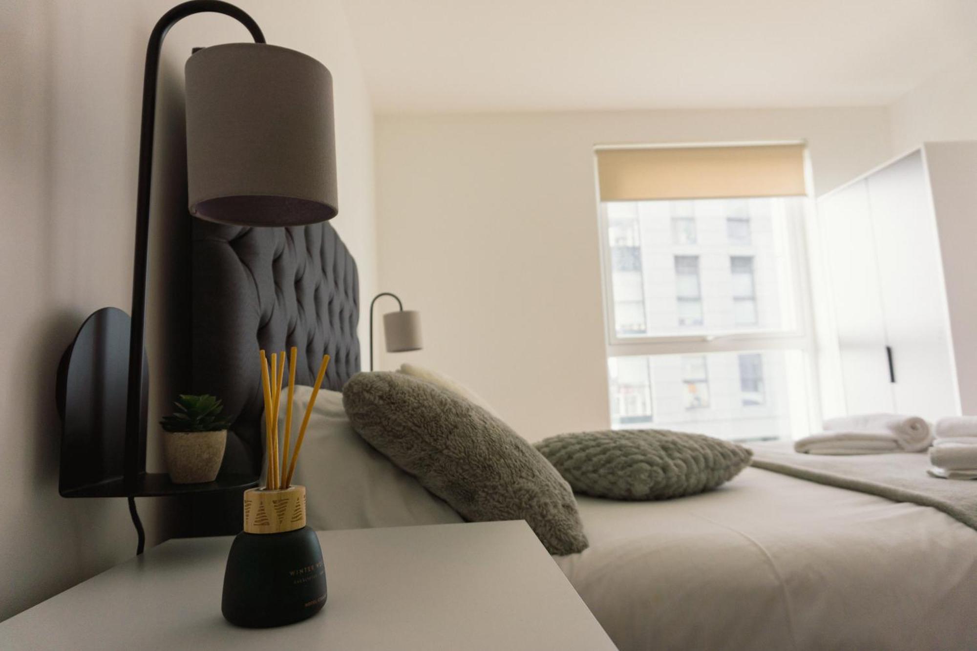 Manchester'S Luxurious 2-Bed Haven With Balcony - Canal Views & Proximity To Manchester United Kültér fotó