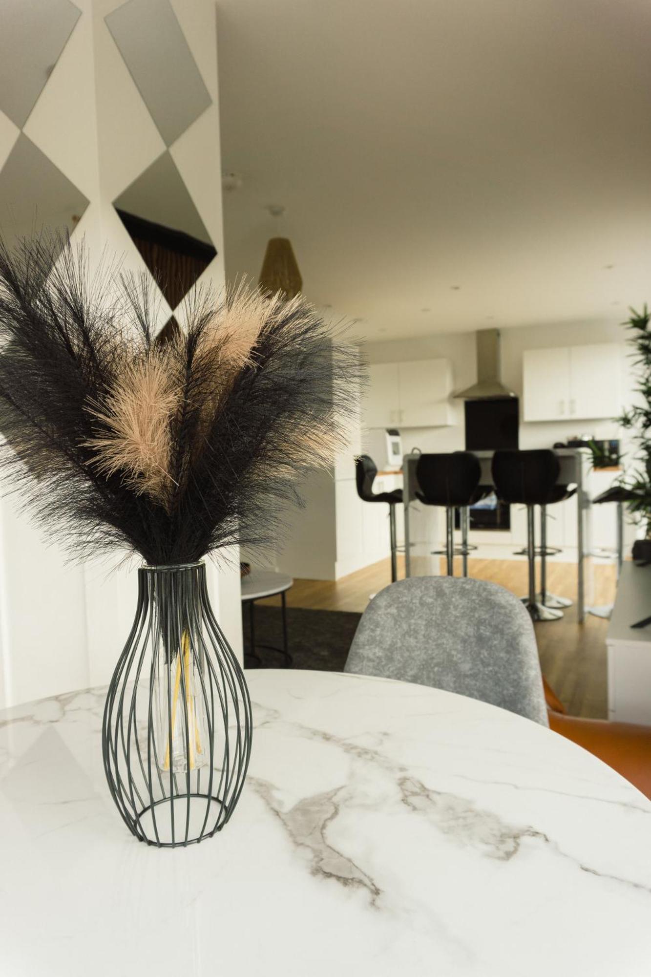 Manchester'S Luxurious 2-Bed Haven With Balcony - Canal Views & Proximity To Manchester United Kültér fotó
