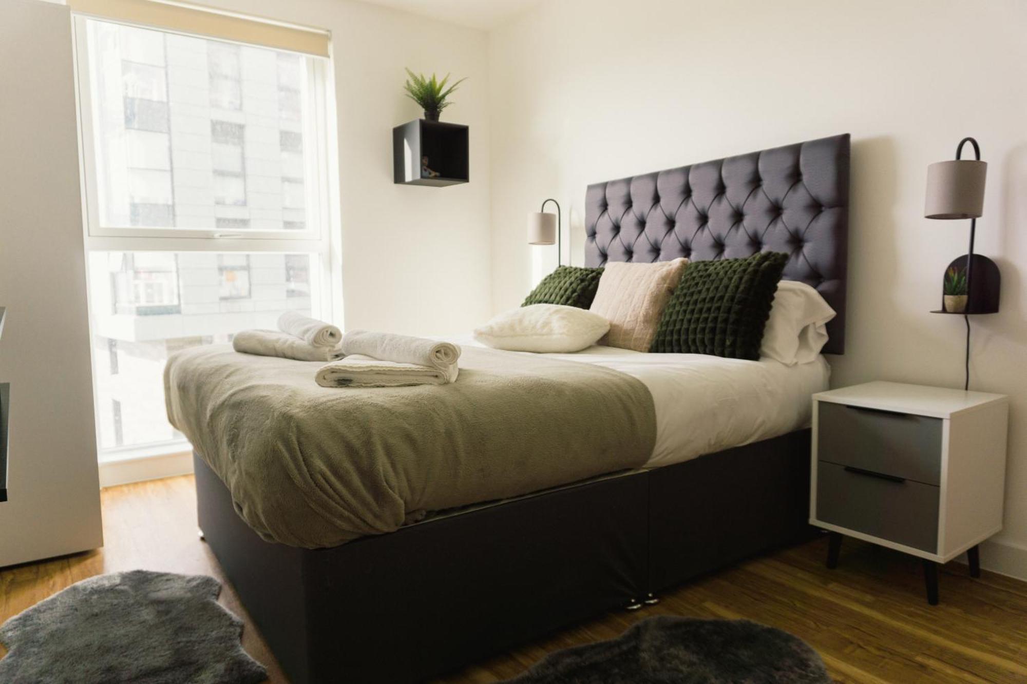 Manchester'S Luxurious 2-Bed Haven With Balcony - Canal Views & Proximity To Manchester United Kültér fotó