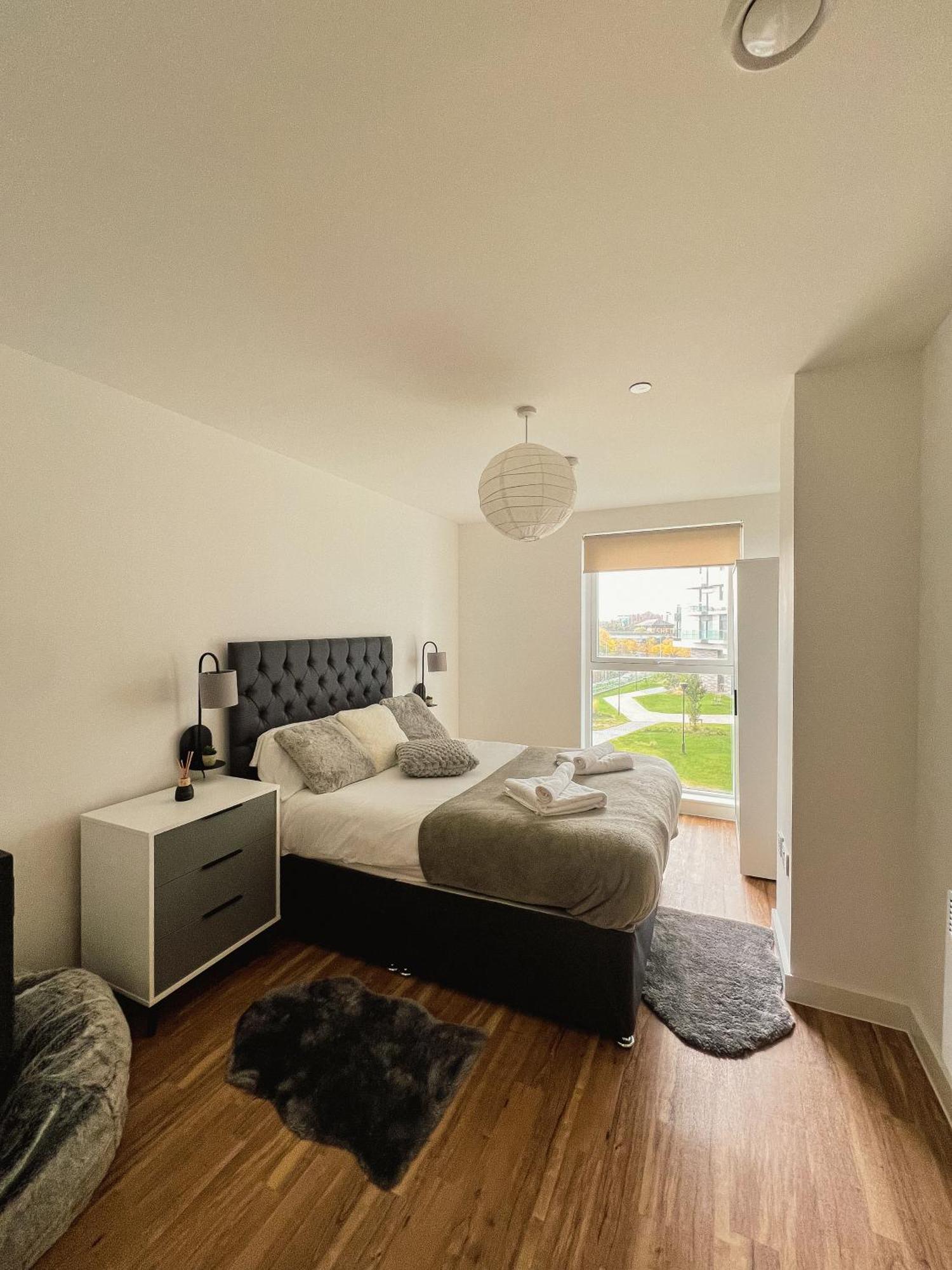 Manchester'S Luxurious 2-Bed Haven With Balcony - Canal Views & Proximity To Manchester United Kültér fotó